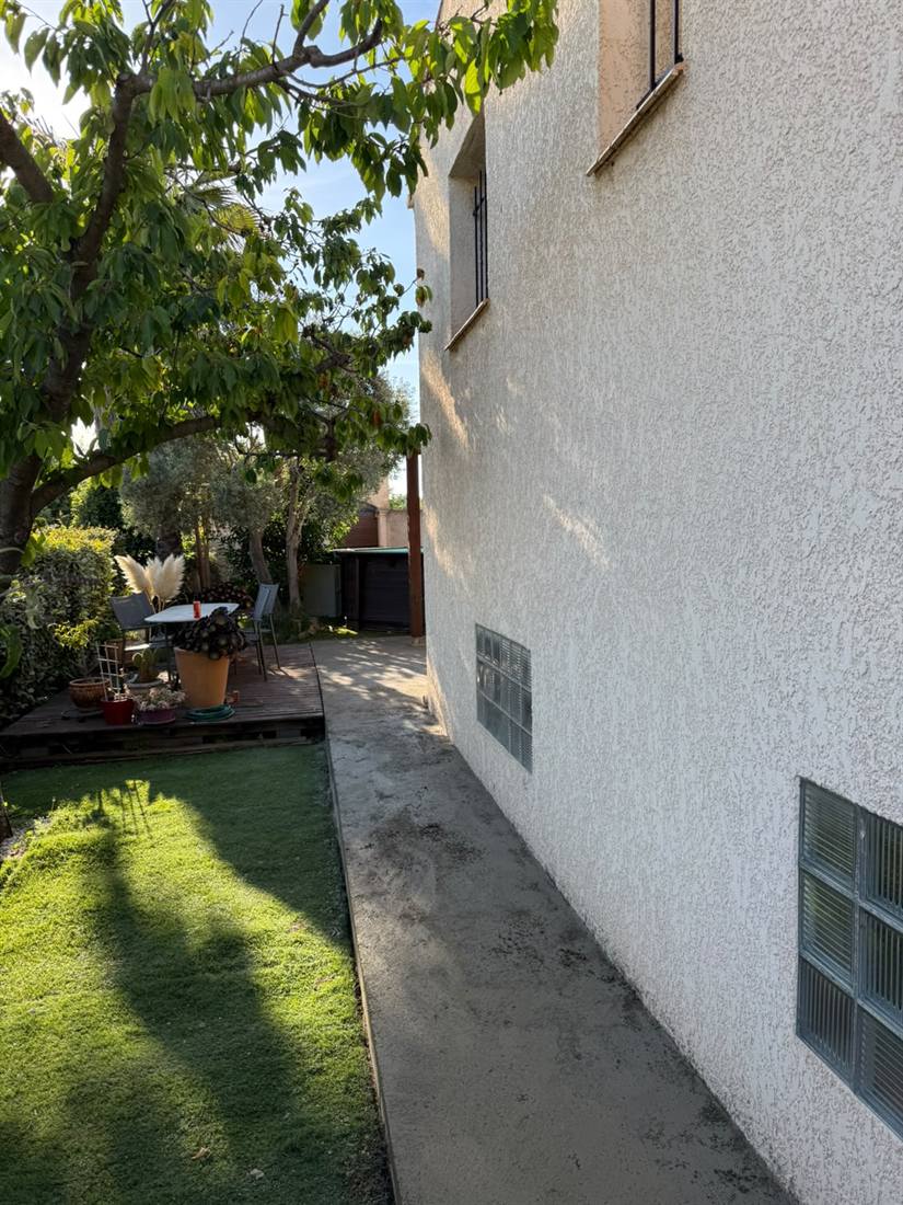 Chape béton et allée extérieure neuve coulée le long d'une maison à Béziers