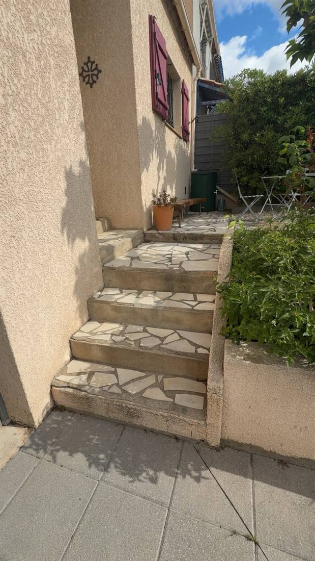 Escalier extérieur rénové en dallage pierre naturelle par Confiance Réno 34 à Béziers
